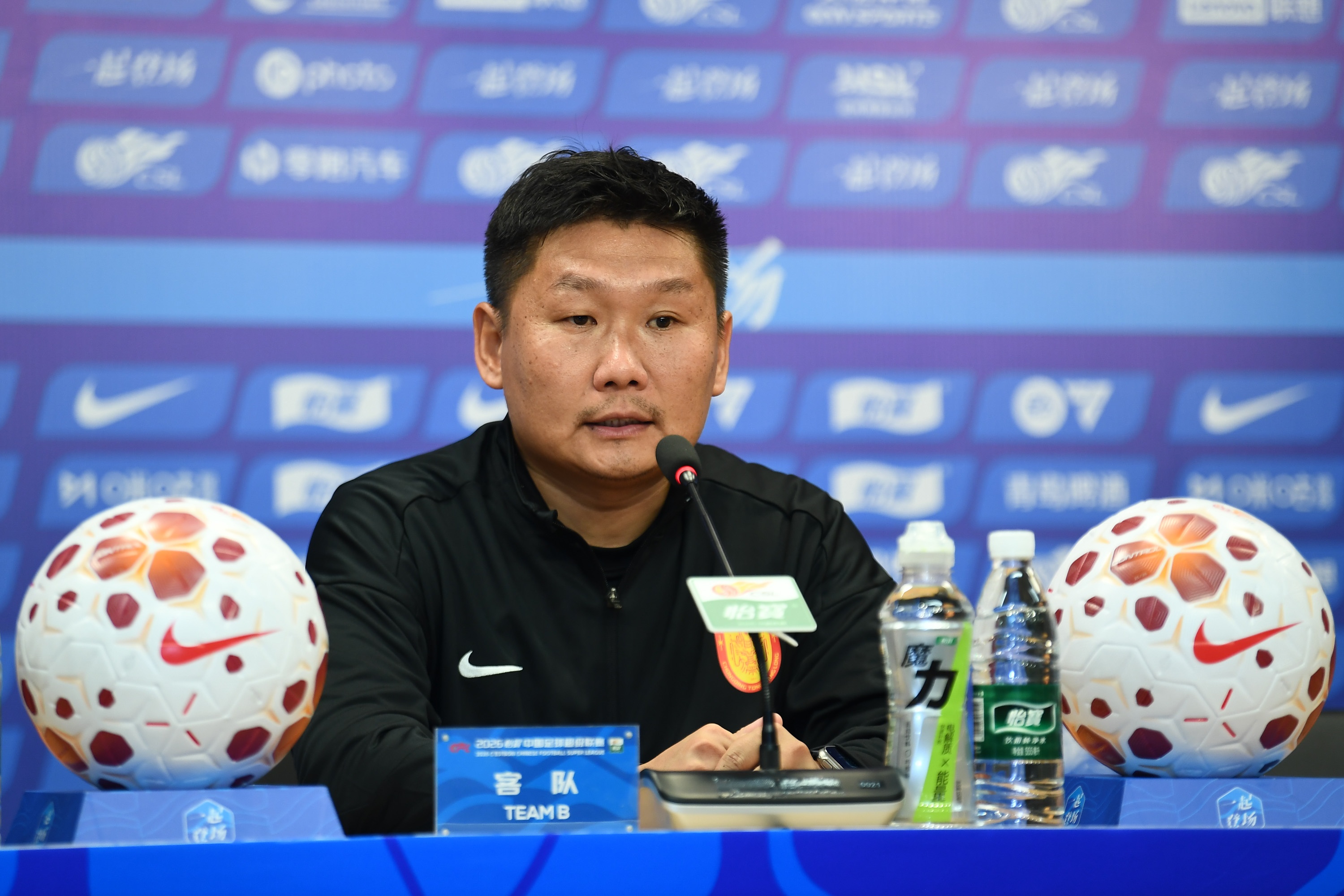 足球报：重庆铜梁龙以弱胜强靠务实，新生代球员有能力立足中超