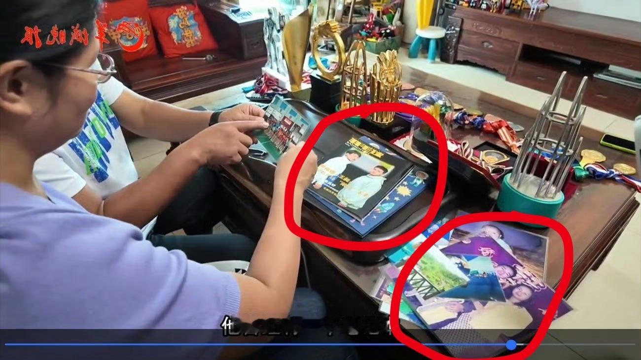 左边孩子的结婚照，右边父母的结婚照，合理的 