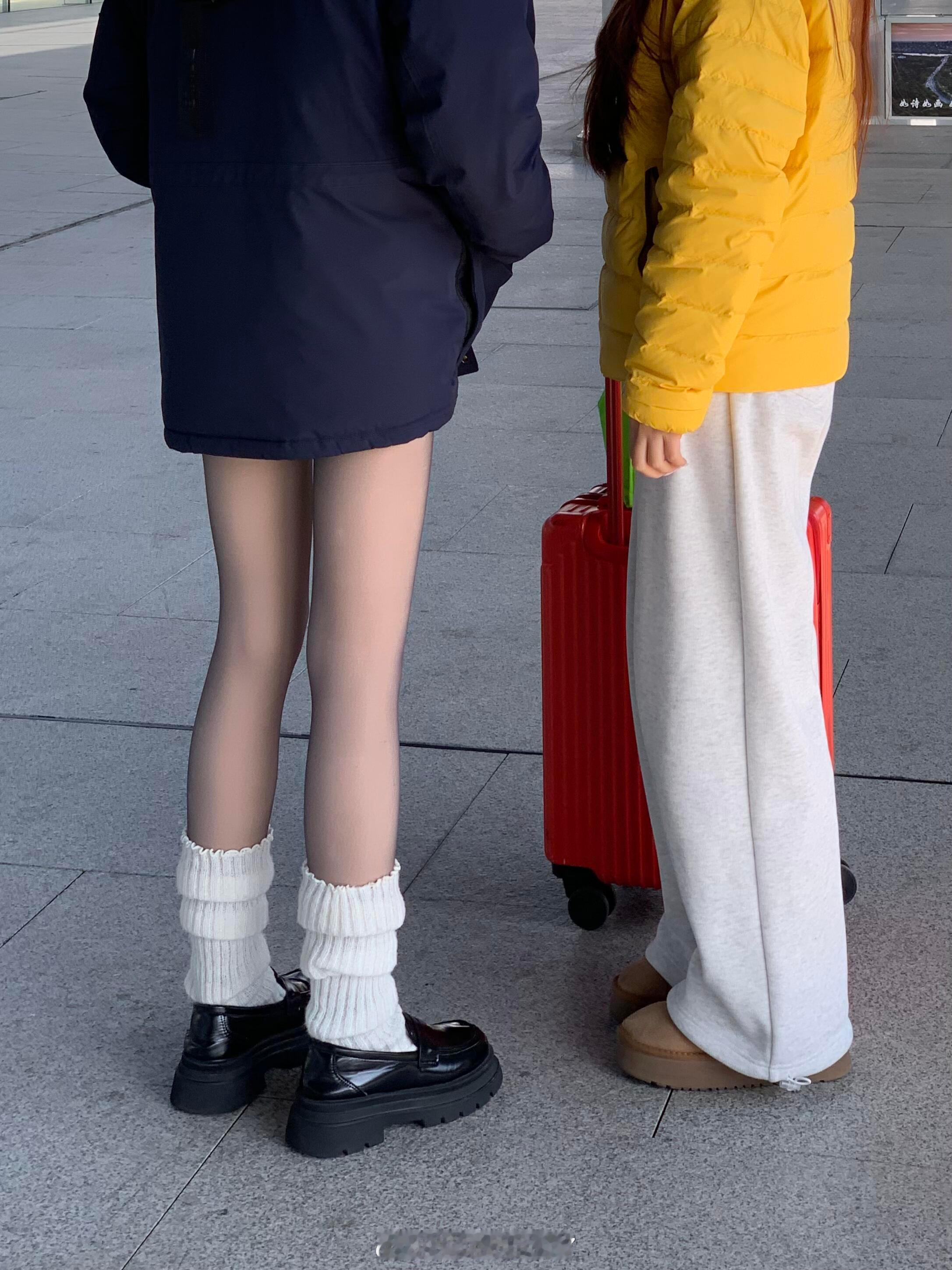 高铁看见的，，想和她说一下等车时候就注意到了这个小姐姐，我去，一眼就被她穿的黑丝