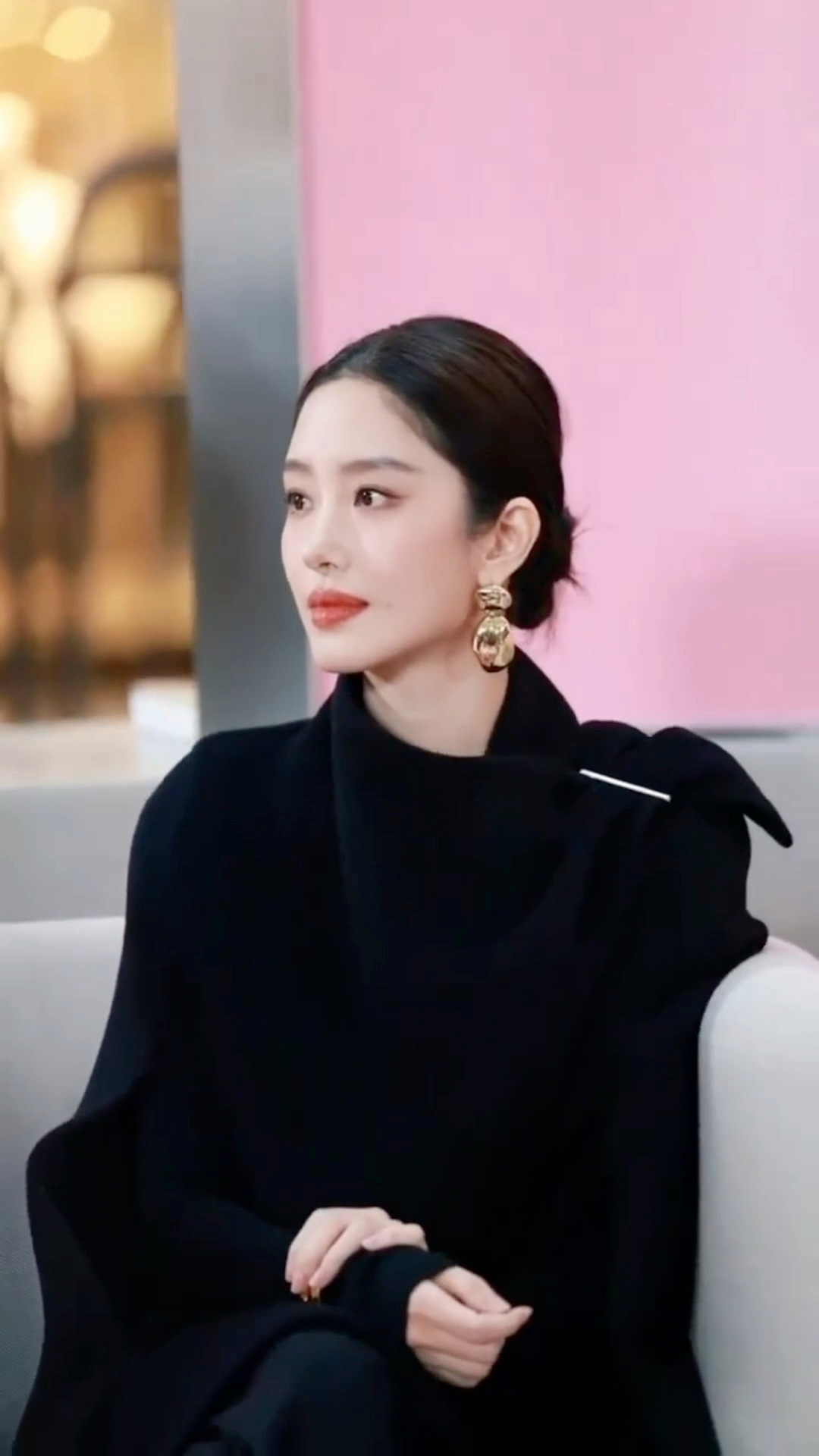近距离感受杨采钰的美谁懂近距离看杨采钰有多惊艳！生图状态完全扛住镜头，自带复古贵