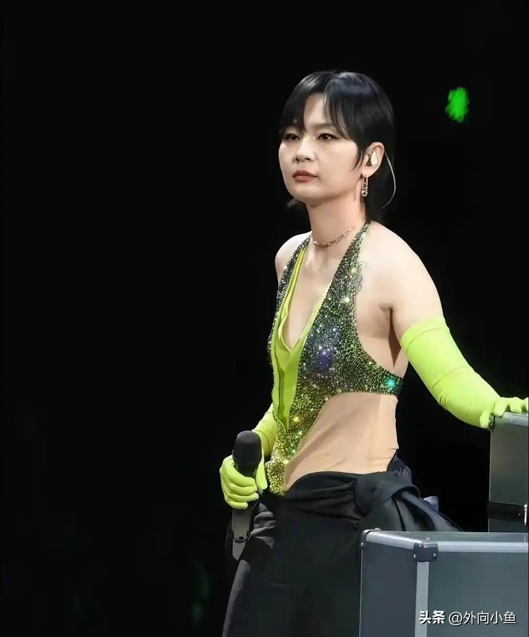 周笔畅演唱会造型大突破，差点没认出来！

一身挂脖闪钻上衣搭配亮眼荧光绿长手套，