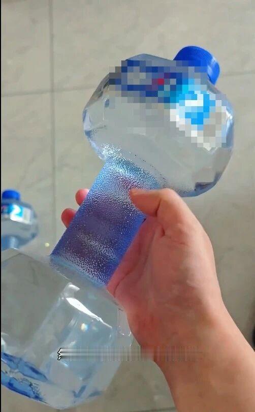 2026 年 7 月 30 日，极目新闻针对全网热议的创意瓶装水产品开展采访，一