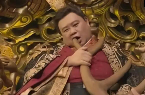 他是史上最胖的帝王，一顿吃20斤肉，体重飙升到500斤，胖到无法翻身，宠幸妃子时