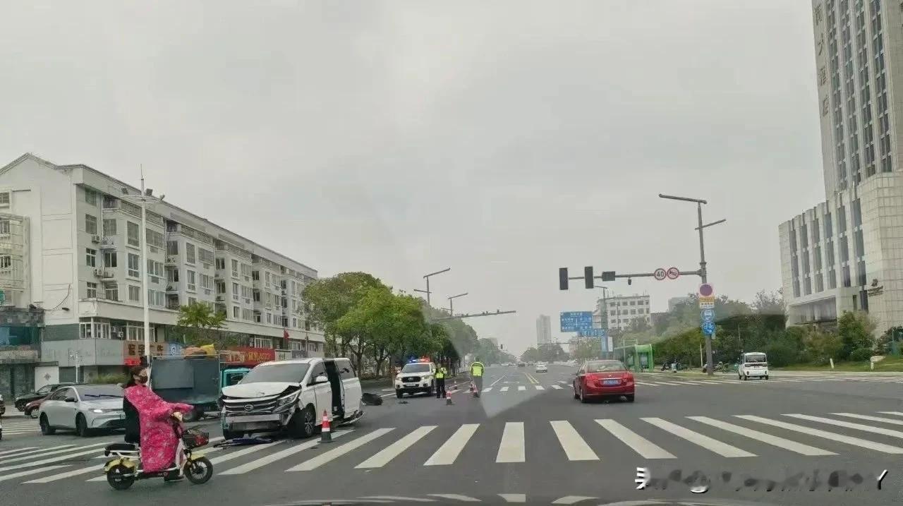 ‼️‼️今天下午，港城路发生交通事故，一辆白色的轿车和送货电动车相撞，两车受损严