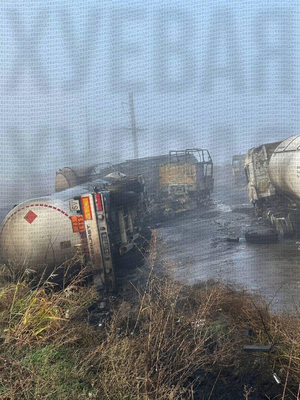 在敖德萨附近，俄罗斯“Gerani格拉尼”部队烧毁了一批敌方油罐车。当
地消息人