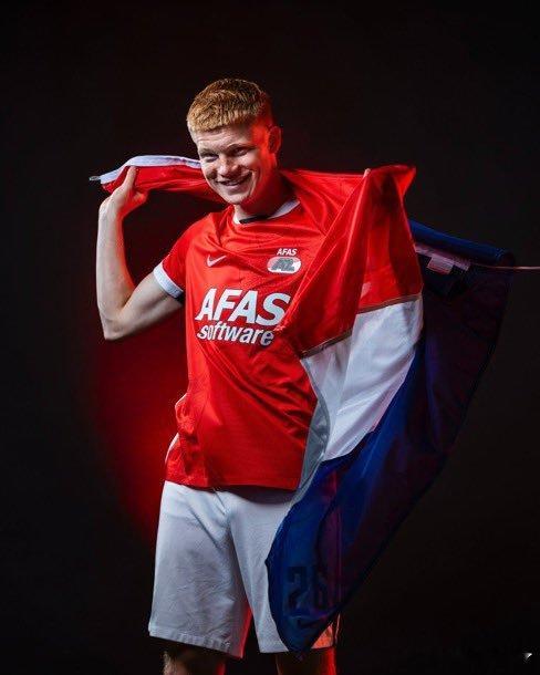 据荷兰媒体透露利物浦对阿尔克马尔年轻天才基斯·史密斯展现出浓厚兴趣：