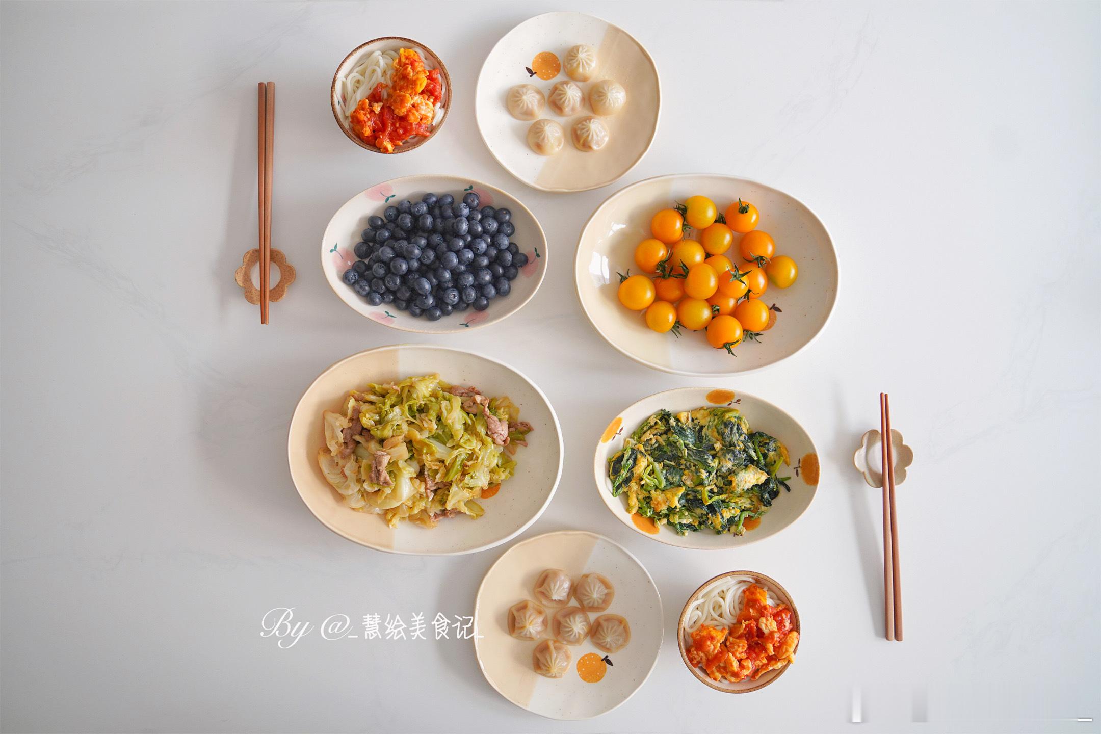 周末早午餐菠菜炒鸡蛋、卷心菜炒肉、猪肉包、西红柿鸡蛋打卤面、小番茄、蓝莓~#好好