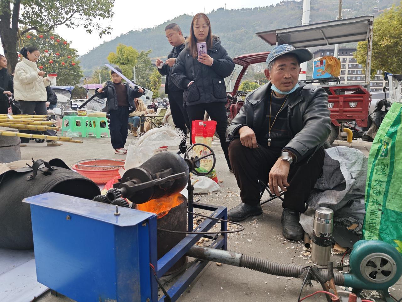 在我们那小县城的老街，有个炸包谷泡的老手艺人。每次他一出现，周围就围满了小孩。他