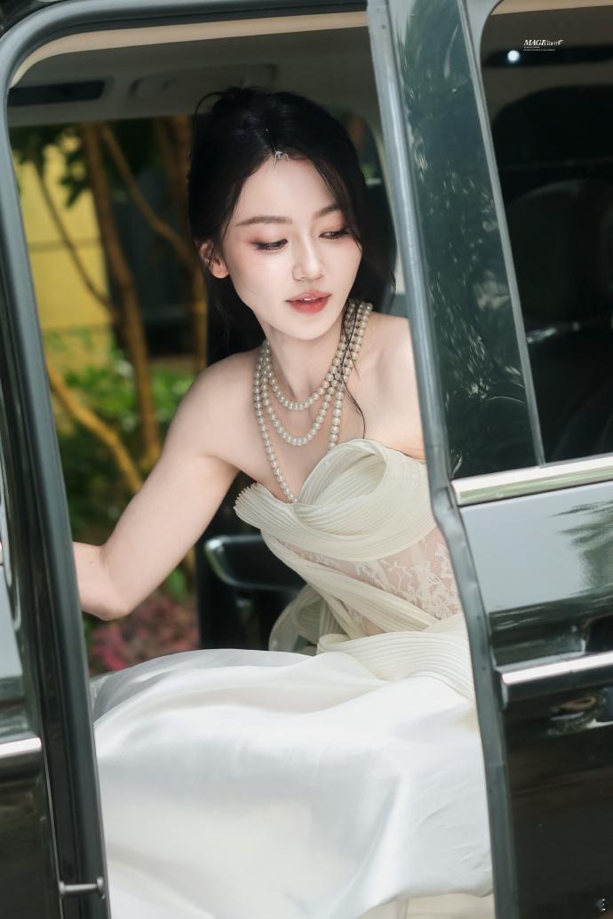 黄梦莹白月光黑玫瑰反差黄梦莹女王VS公主当晚红毯亮点真的不少，但黄梦莹这组反差造