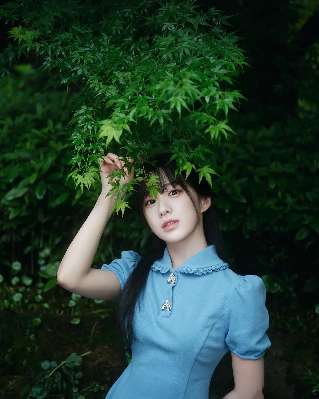 她长得有点土土的 