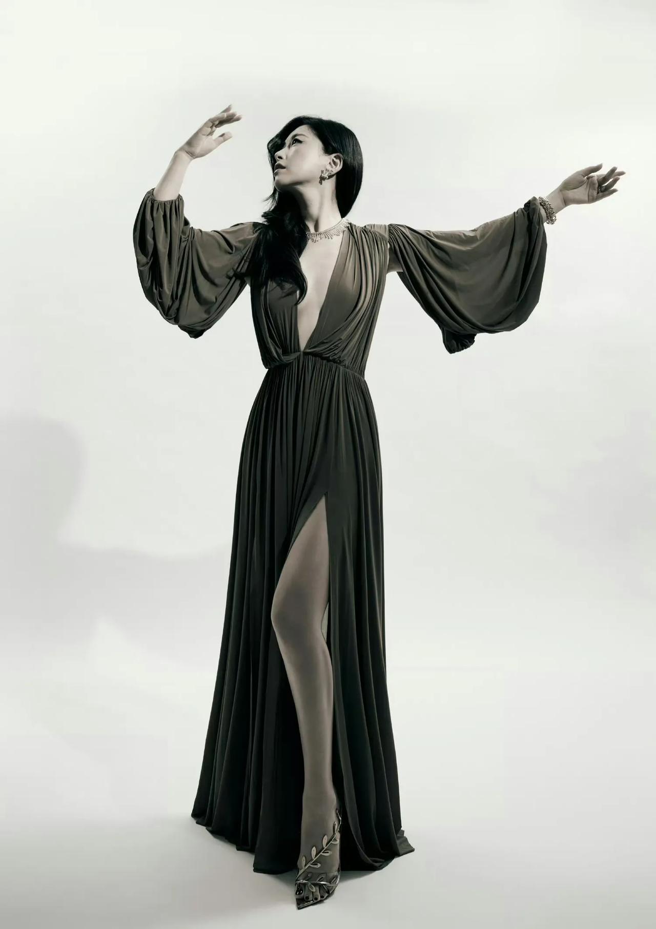 天呢！朱珠可太美了，风情万种，就几秒钟就留住了人的眼球。#时尚界的朱珠# #朱珠