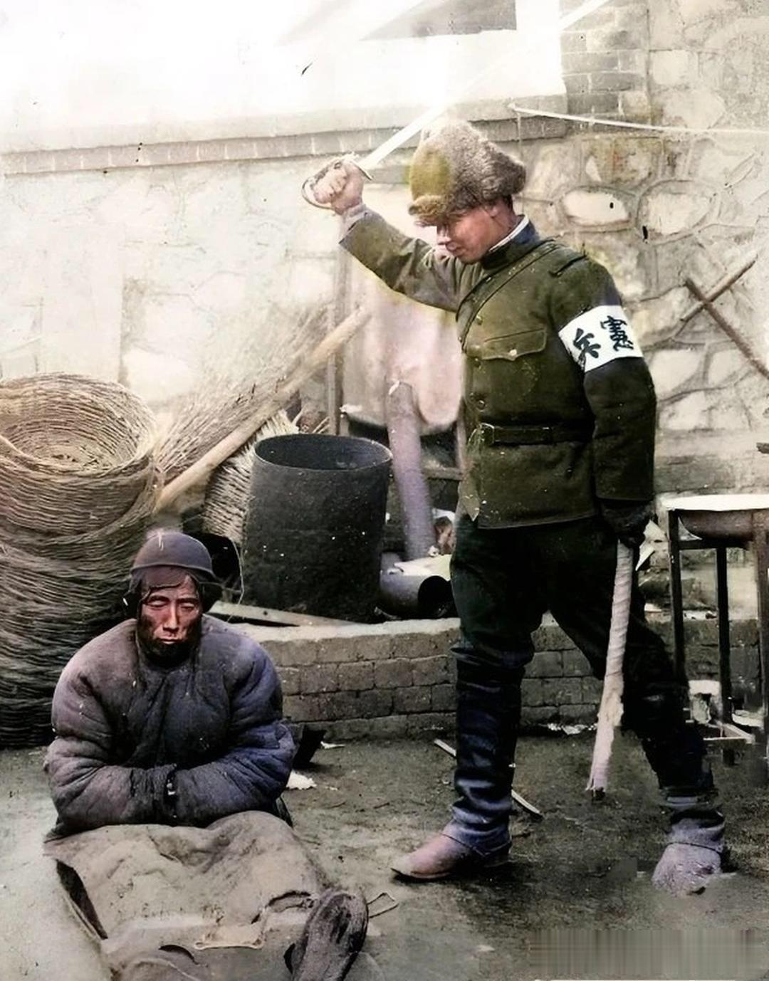 这是1931年，发生在辽宁锦州的一幕，一名日本宪兵手持军刀正要杀害中国百姓，而令