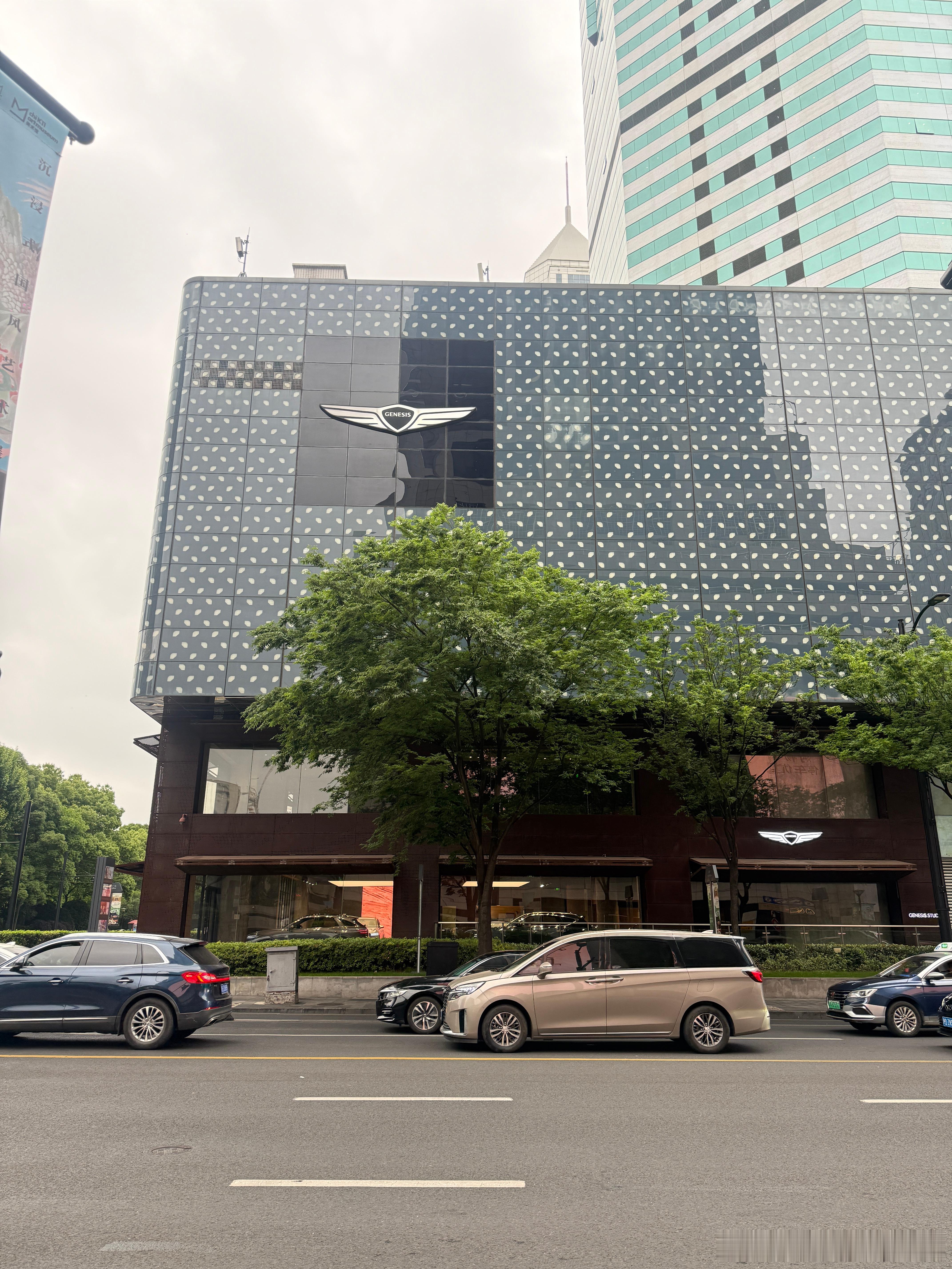 在上海的杰尼赛斯这个店我觉得反而是个广告牌的作用。卖车我觉得很难了。 