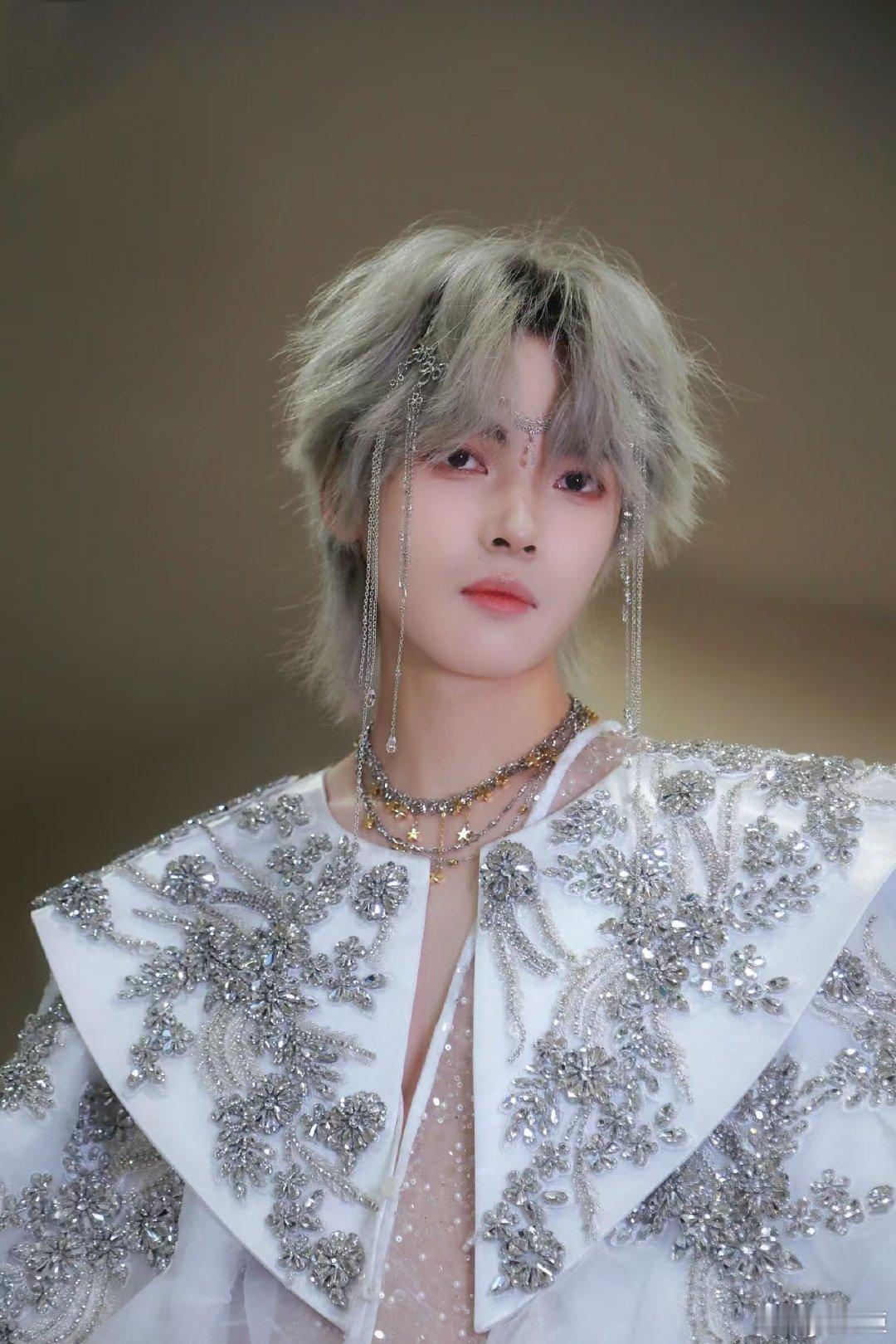 银发如瀑，流苏轻曳。当赛场的猫猫走上PEL集结夜的红毯，银线绣成的战袍便是他新的