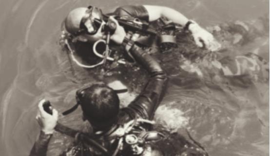 [浮云]2004年，澳大利亚一个潜水员成功潜入深达283米的布须曼洞穴，在洞底，