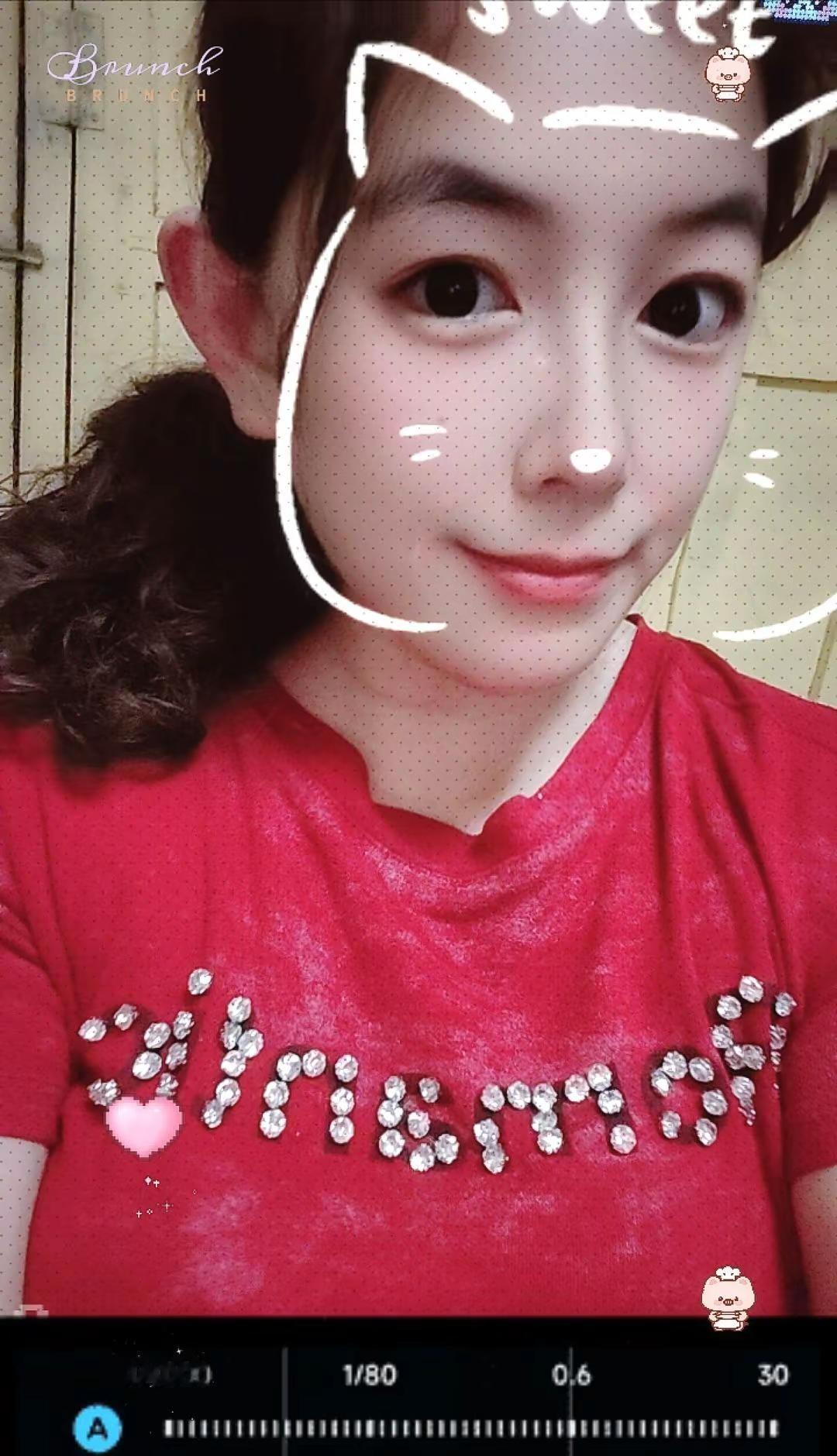 以前总想着竭尽所能去爱别人，盼着对等的回应。历经世事才明白，爱人不如爱己。不要消