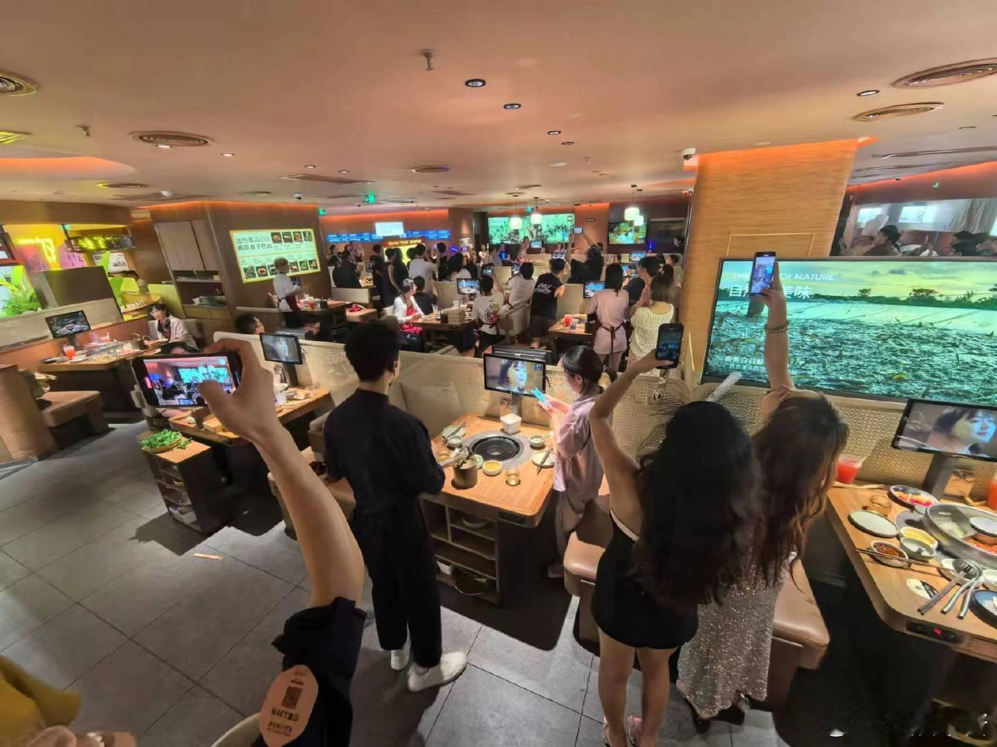#蔡依林男粉丝火锅店热舞引全场尖叫#不得不说蔡依林的粉丝们也太会整活了吧，可以感