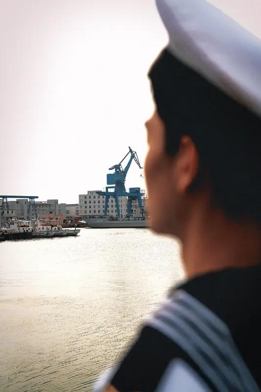 人民海军77周年宣传片，19岁新兵“何剑”报到，名字就透着杀气。片中大量细节暗示