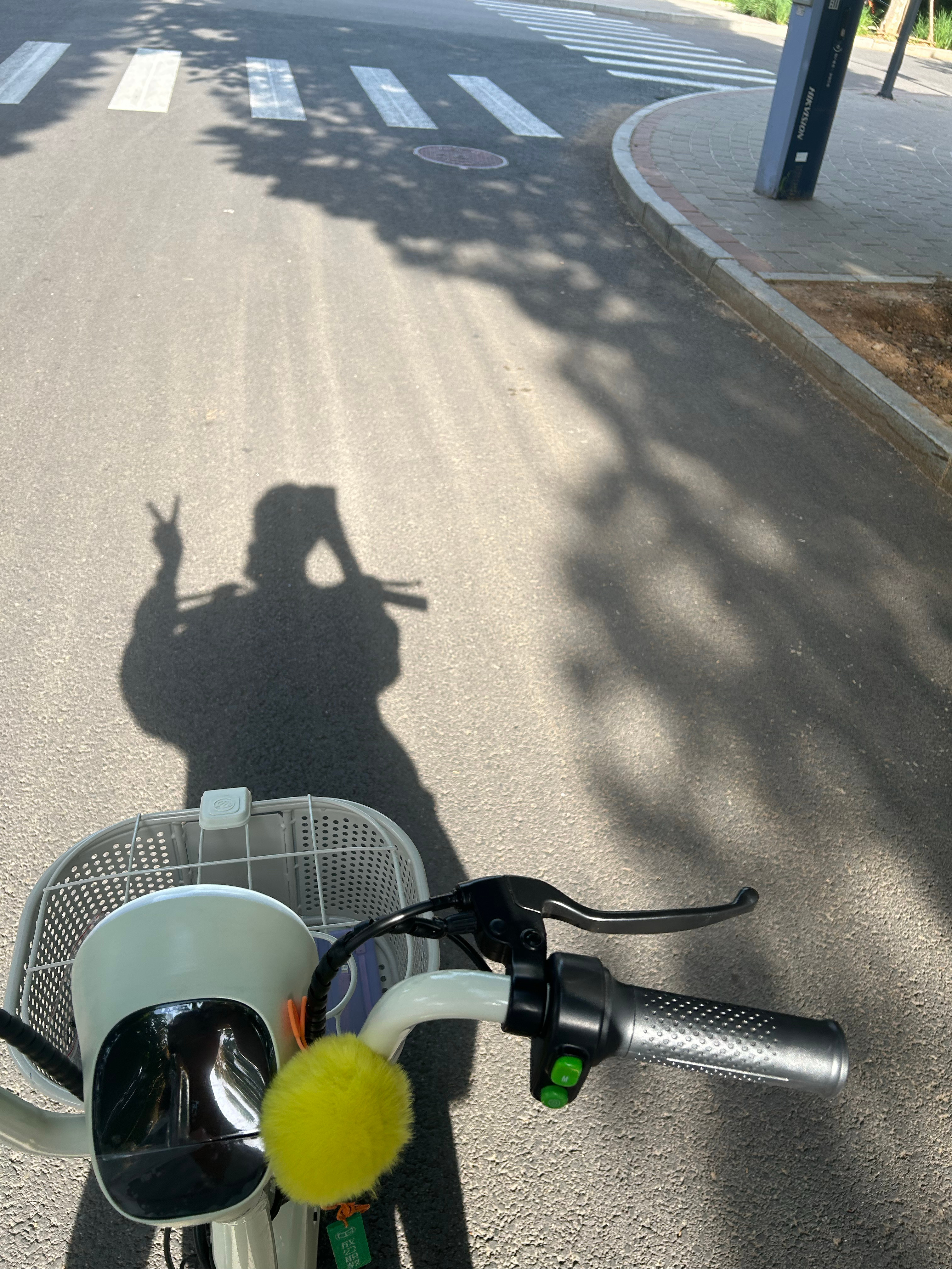 快毕业了才让我骑上电动车 这七年你知道我在一个巨大的上坡学校里是怎么过来的吗