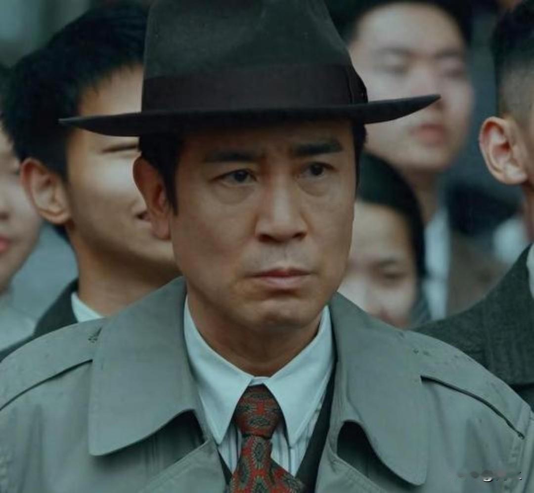 于和伟把1200万片酬捐了的消息一出，网友直接吵翻：“这才是演英雄学英雄！”“对