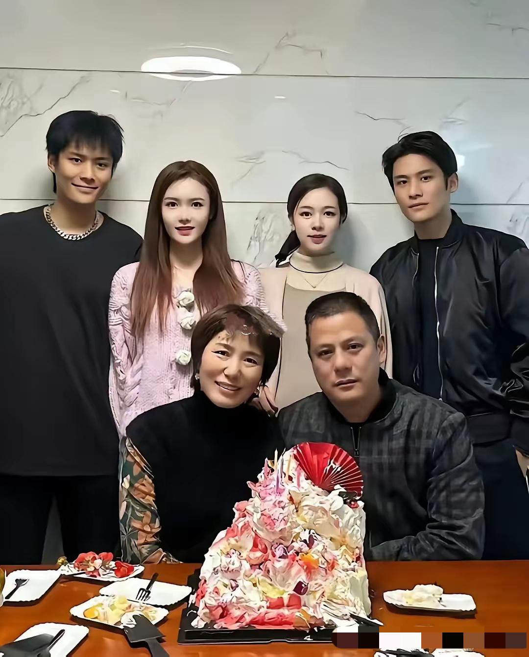 小杨哥消失在镜头前，已经快一整年了。
当年靠搞笑段子爆火，靠直播带货狂揽数十亿身