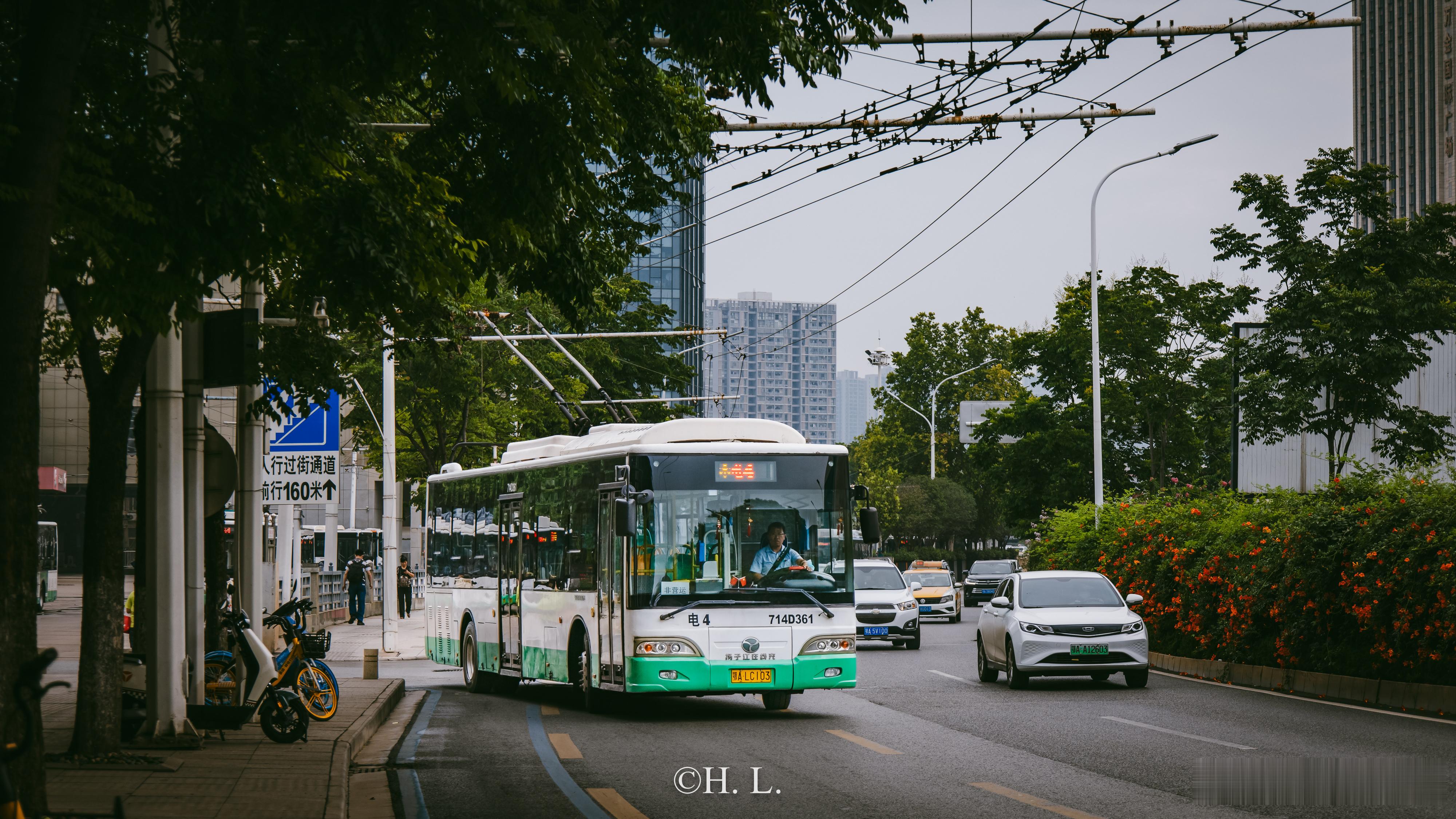 武汉电4路（非营运）无轨电车驶出武昌火车站场站。2023年。 