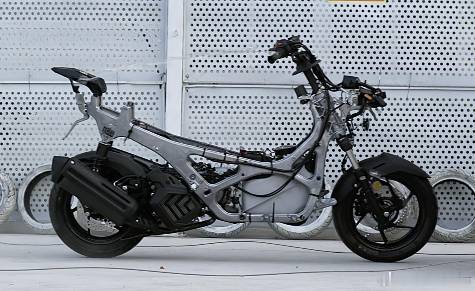 车架决定档次引擎和油箱放的如此低轻量化和低重心还有高刚性，估计是遥遥领先！ 