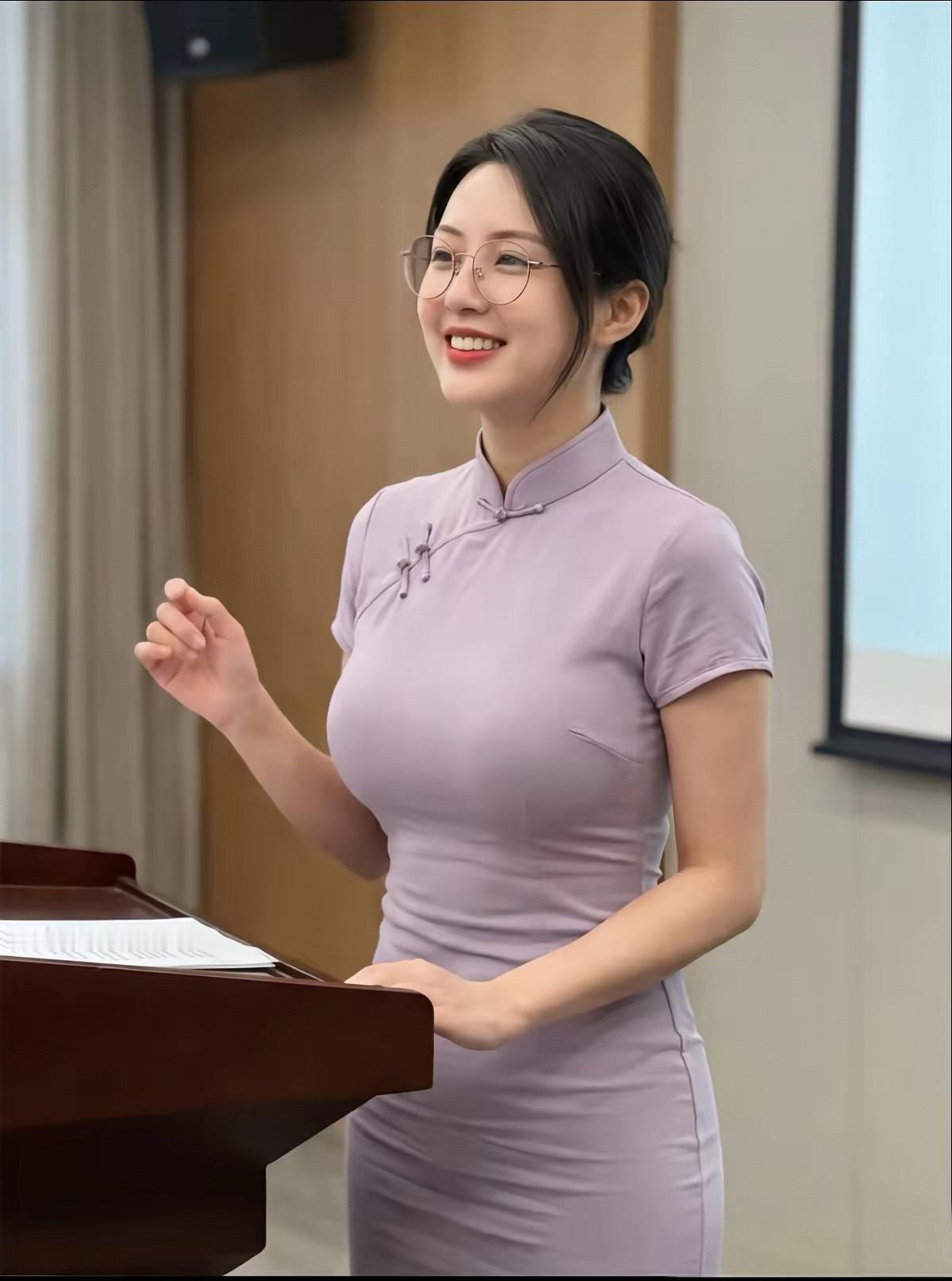 如果教了十年高中后还能不染烦躁，始终能保持优雅，那“知识”女生就名副其实了。