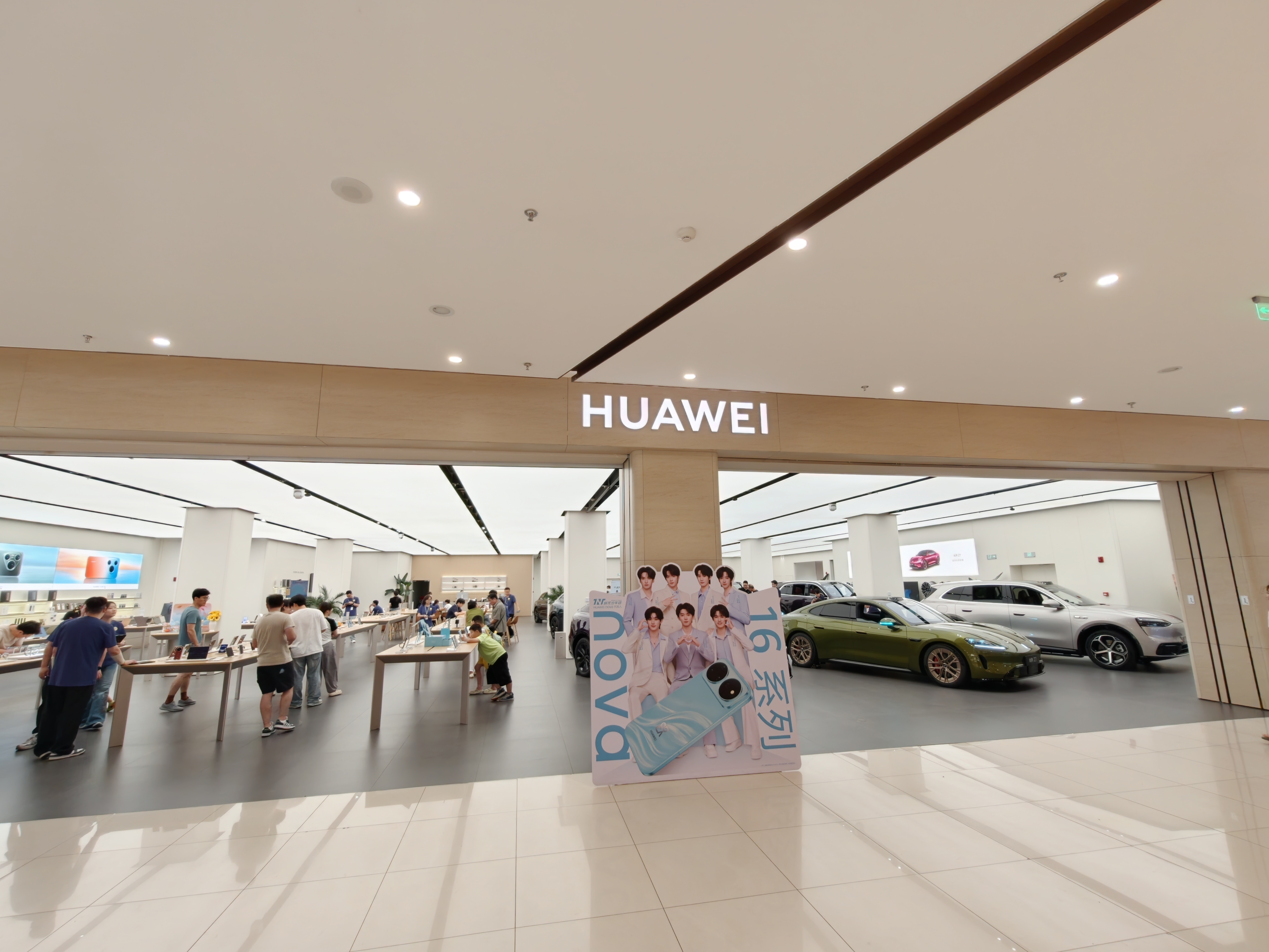说到店头问题，我看了下鸿蒙智行商超店也已经改门头了，直接 HUAWEI。 
