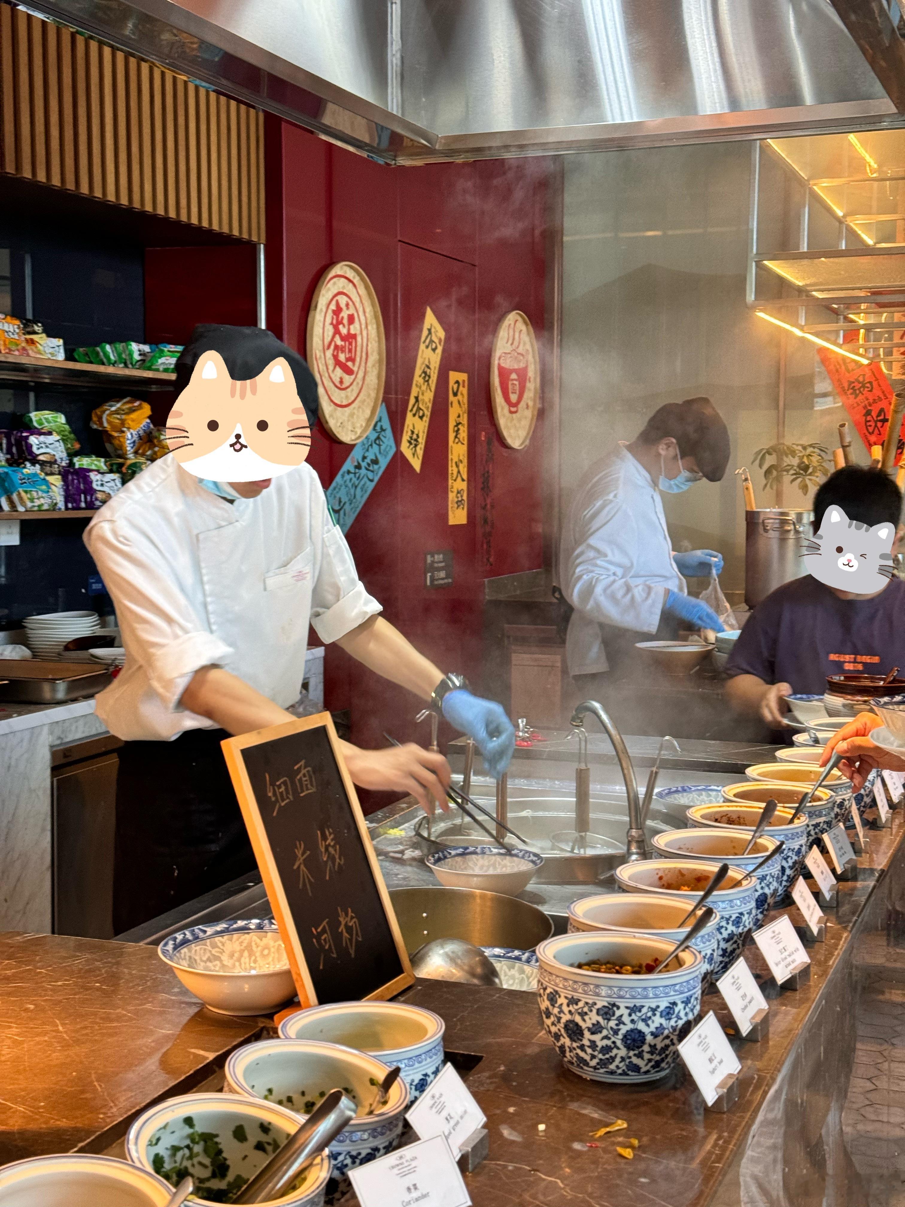 酒店自助有各种各样的泡面[憧憬] ​​​