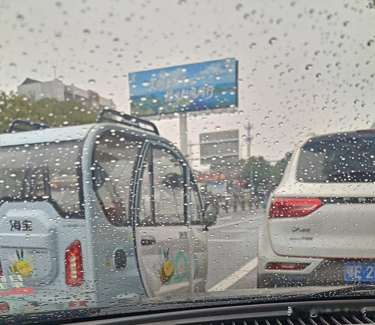 说实话国人素质的确有少部分人比较差！接学生放学允许车辆靠边停放，大多数司机都能自