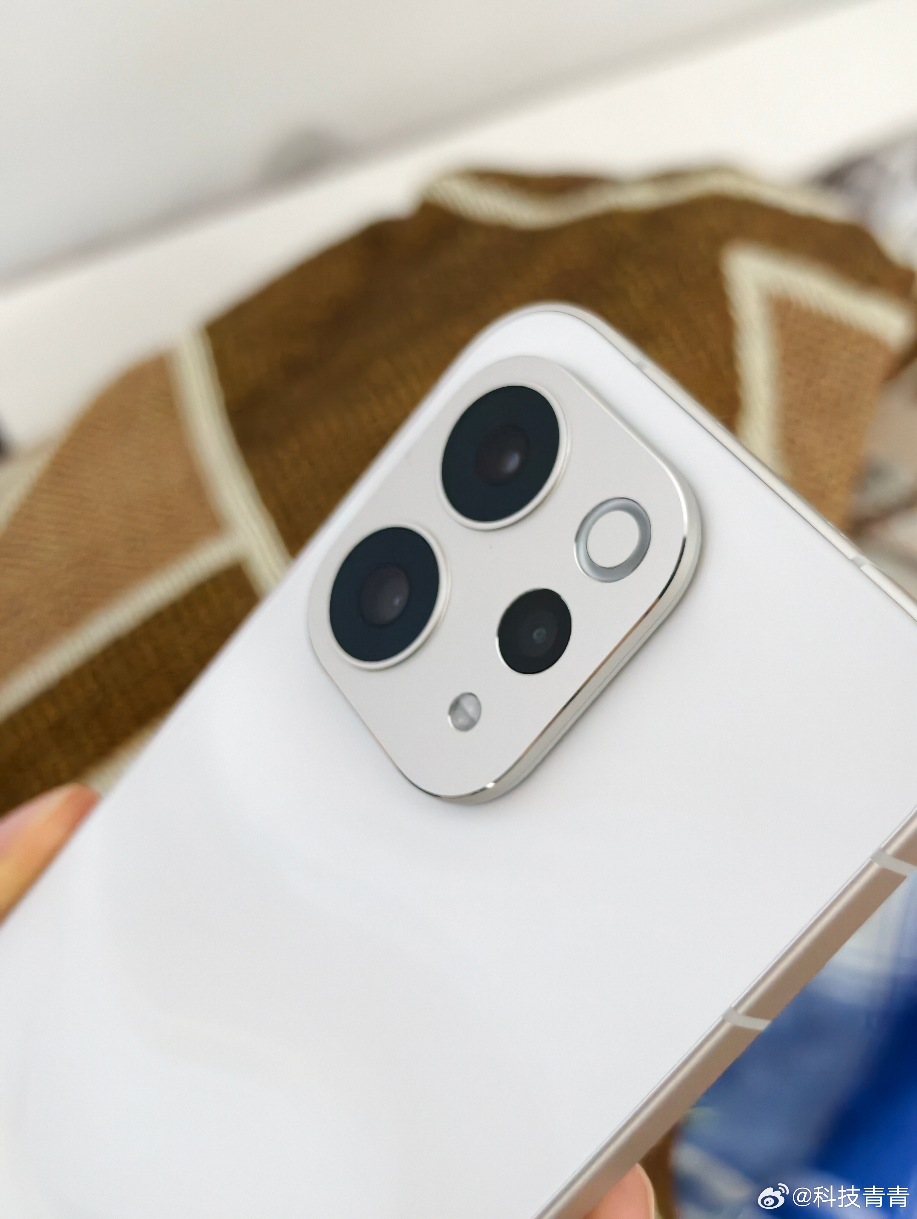 告白色的S50还是好看，都说白色是最能体现产品设计感的配色之一，确实如此，延续了