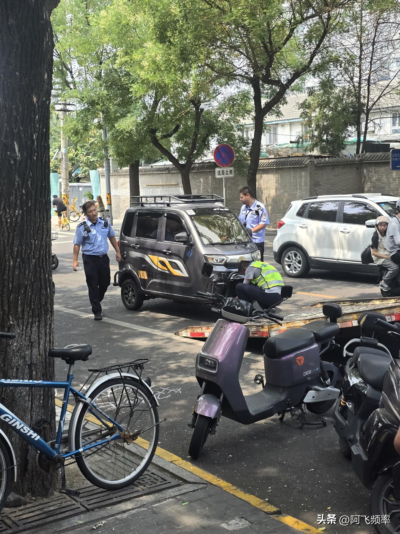 北京终于开始整治老年代步车了
这种残摩证基本都是假的，还有打印的，交警看见都笑了