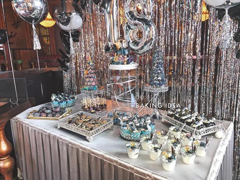 林心如分享50岁生日派对照片，真是太让人羡慕了！照片里她和老公霍建华甜蜜合唱，好