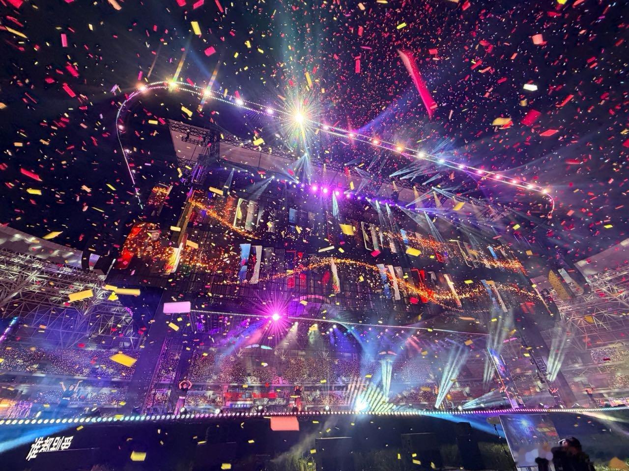 抽4个人去看演唱会！酒店+机票+演唱会门票全包！不要的可折现6000元！想干嘛干
