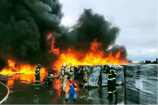 清晨坏消息：爆炸声震天动地，美军战机坠毁，航母驶向战场，三方同日表态不一
 
4