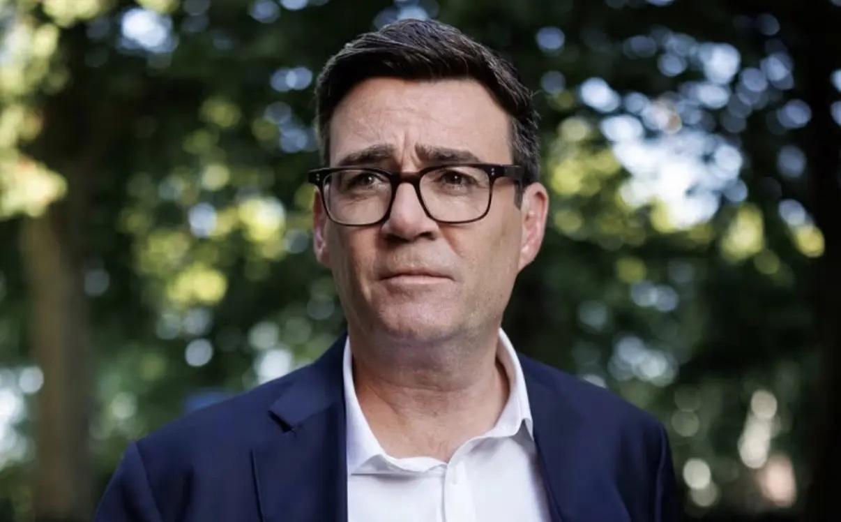 安迪伯纳姆7月17日当选工党党首，7月20日就任英国第59任首相。这位曾公开批评