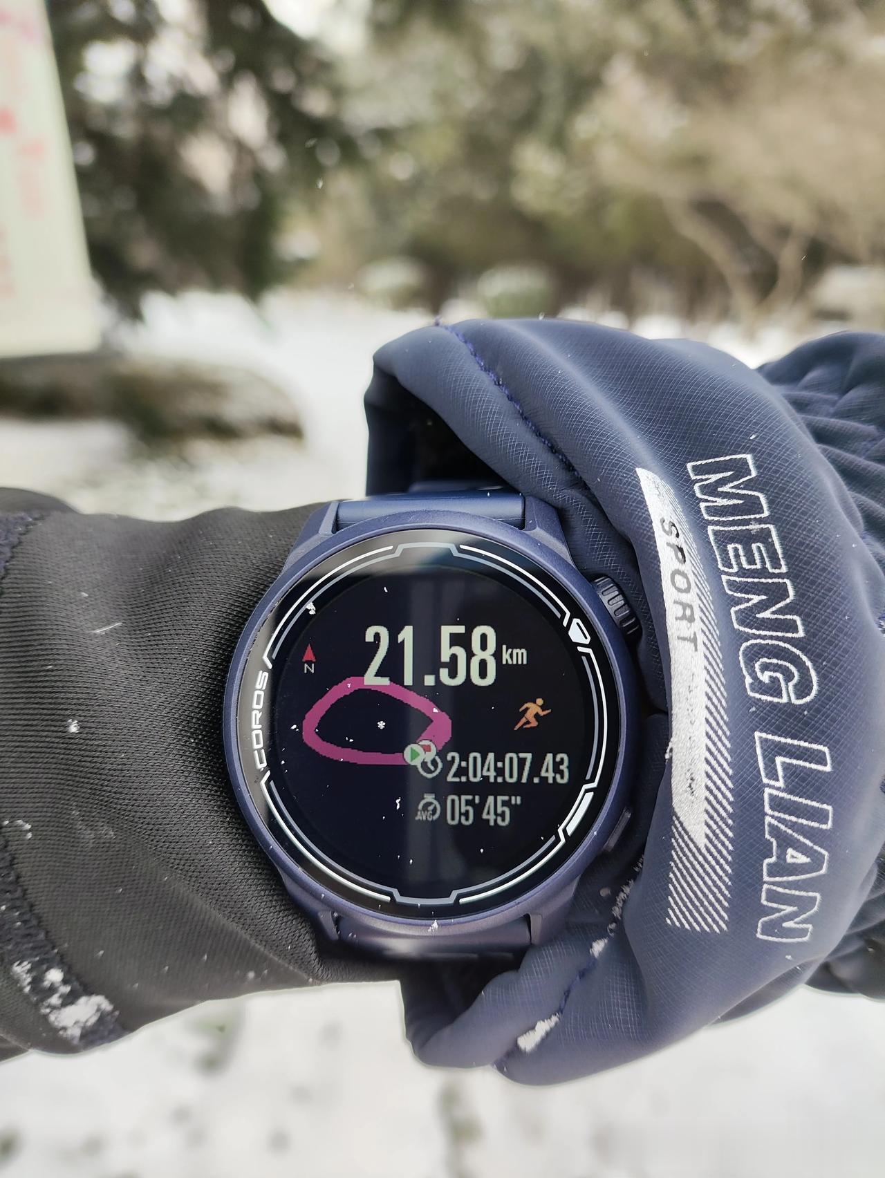 -11℃ 🌨️雪中刷个半马，舒服～[呲牙]
 #雪天打卡半马#  #今天你跑步