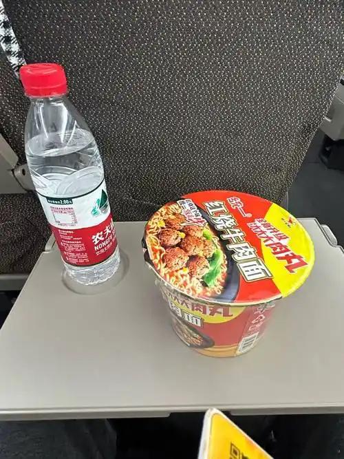 高铁去泡面化虽然我也不喜欢闻这个泡面的味道，在高铁上也会有烫伤隐患，但这么多年来