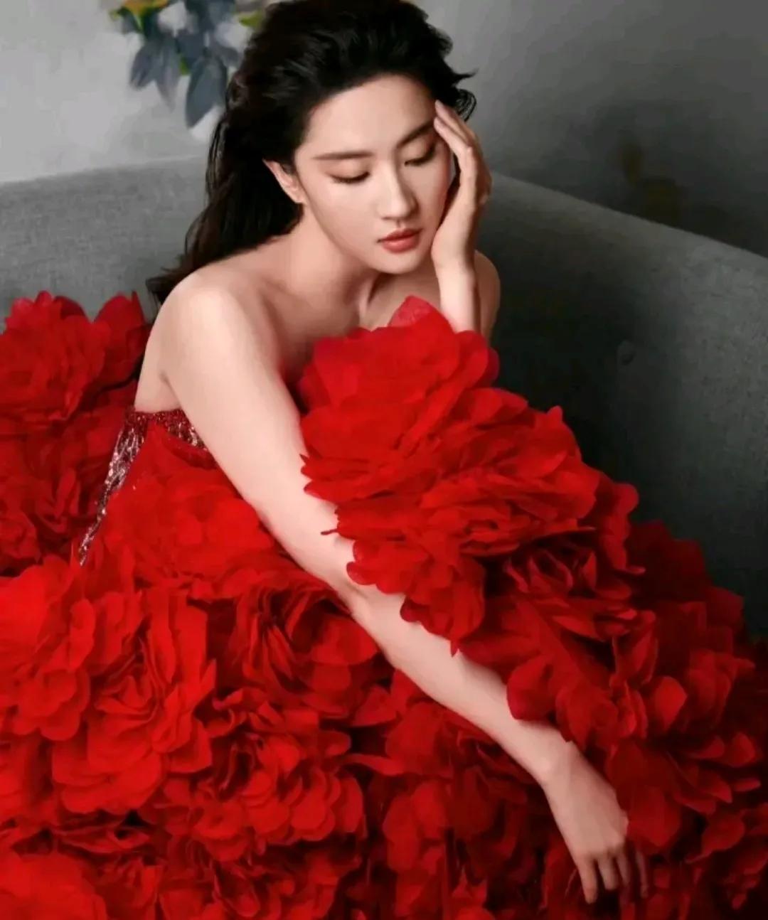 刘亦菲
穿红色永远那么美
这次的红色造型
像一朵红玫瑰
美得让人无法呼吸
有人说