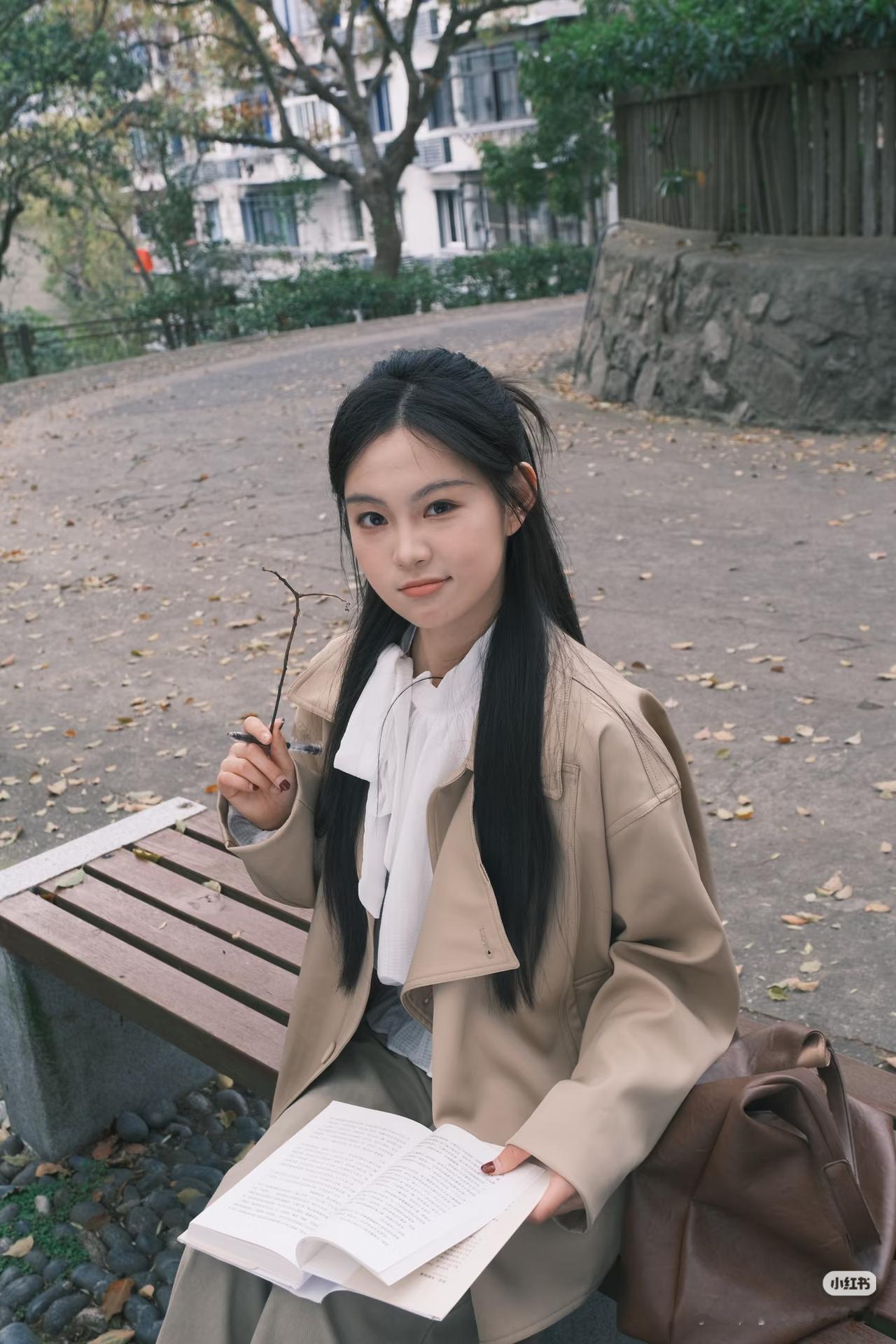 秋日午后，静坐长椅，书香浸染，悠然自得。