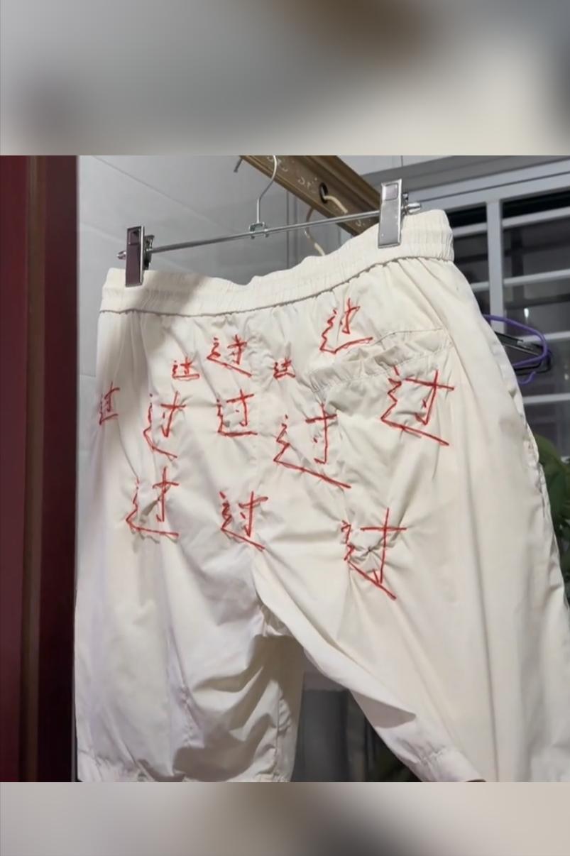 高考腚过先自擂，
门门腚过门门飞。
八仙过海祈神助，
求得愿过如愿随。

人生难