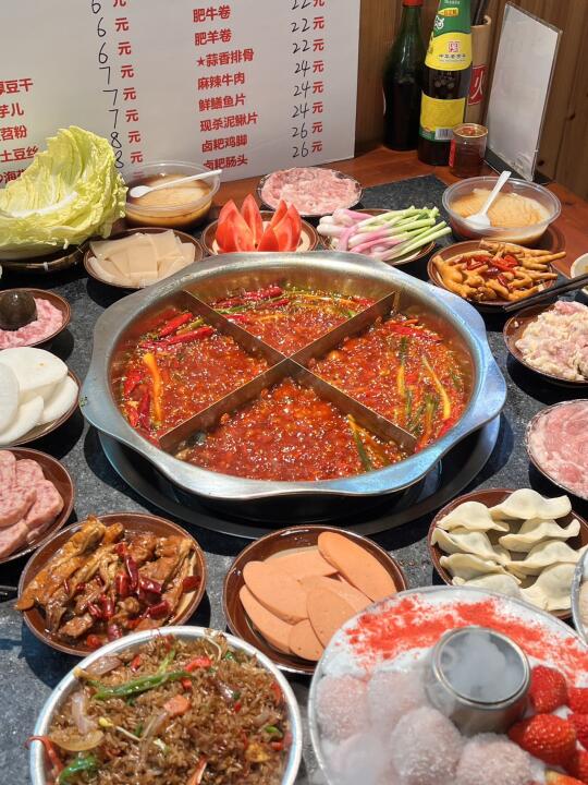 吃辣星人狂喜！这家重庆社区火锅真的爱惨了
