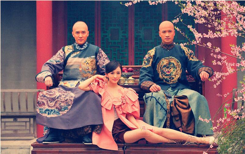 2011年，《宫锁心玉》播出并大火后三位主演杨幂、冯绍峰、何晟铭为杂志拍摄的照片