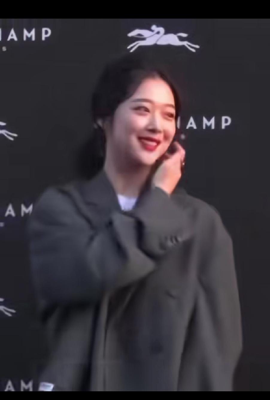 她真是完全长在我的审美上，很清秀很漂亮的女孩儿。可惜了这个女孩，本应该大好的一生