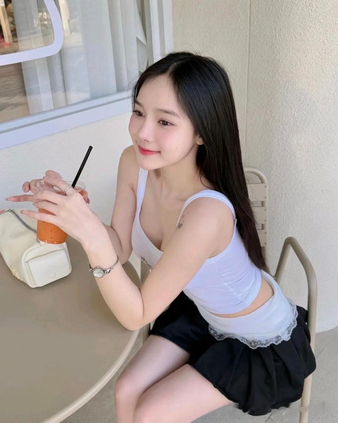 想象一下，一个美丽、严肃又时尚聪明的女孩坐在咖啡馆窗边。她微笑着，手中端着一杯健