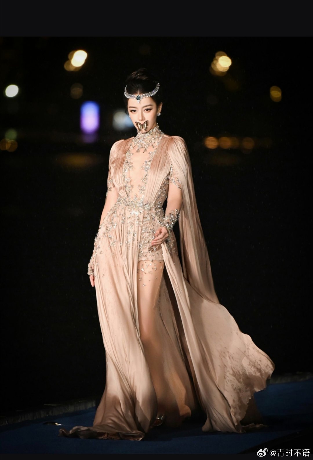 VOGUE时尚之力盛会雨夜里这一身裸金披风长裙，像从朦胧夜色里走出来的异域神女。