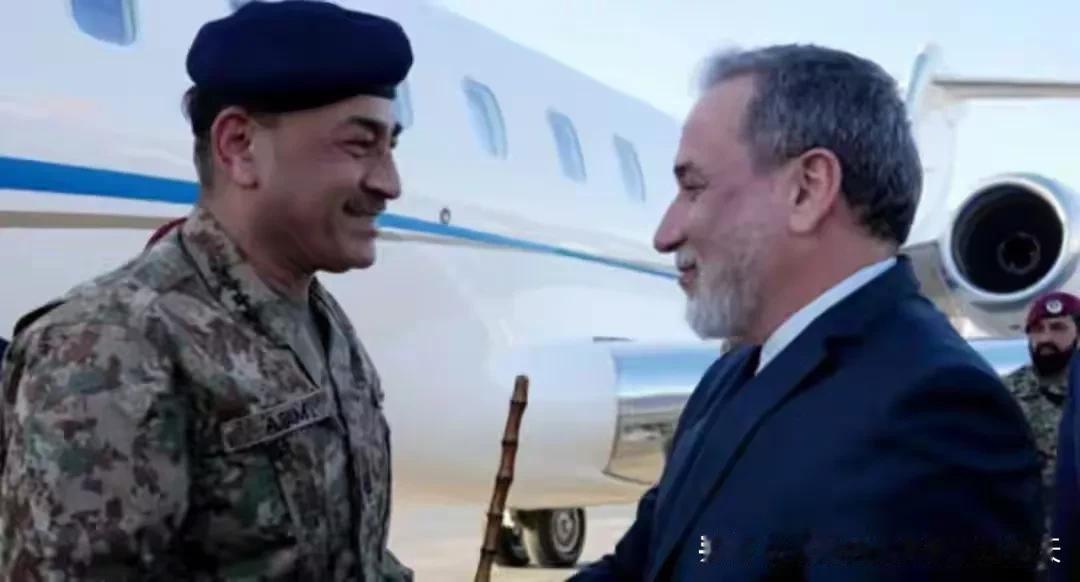 好样的，巴基斯坦最终还是来伊朗了。陆军参谋长率团来访问伊朗。这无疑是给伊朗打气！