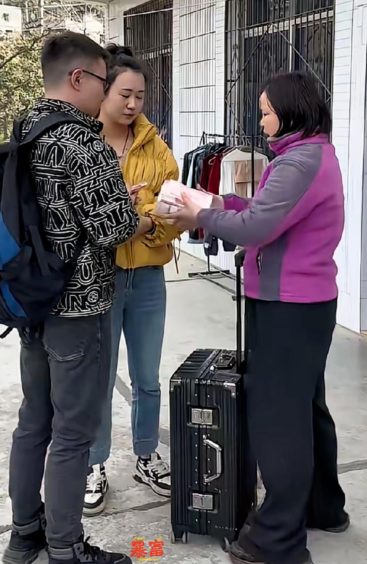 本来以为是偏心丈母娘，看完才知道，这才是真正的一家人。
 
        四川