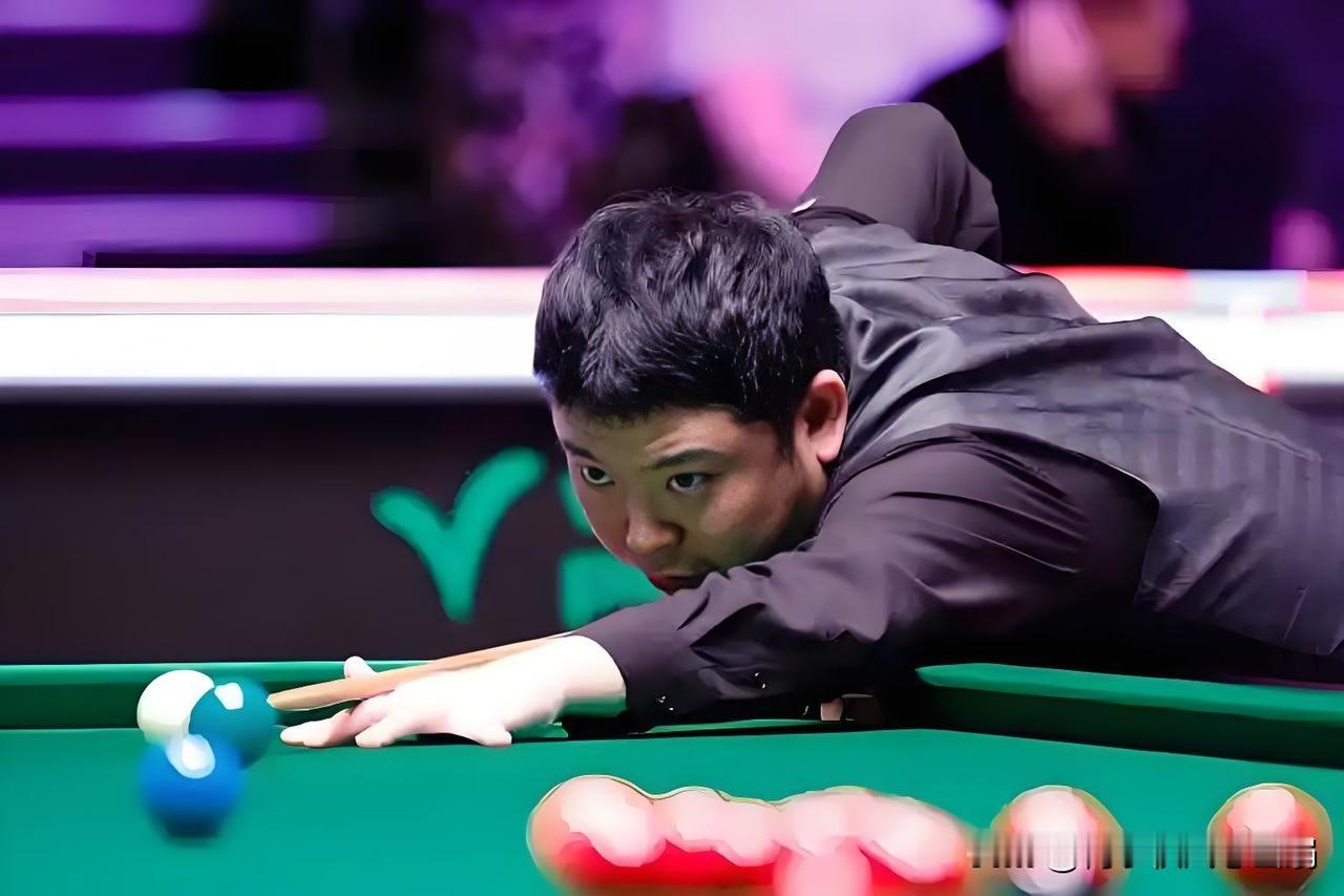 张安达大胜，赵心童惨败
北京时间12月4日晚，2025年斯诺克英锦赛八强争夺战迎